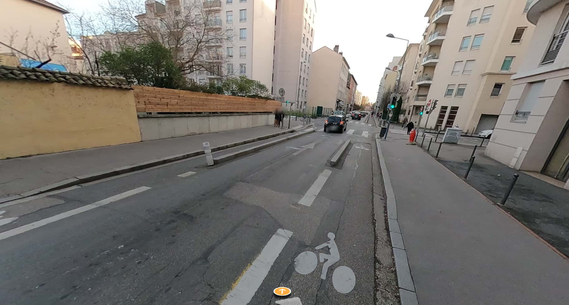 Bande cyclable séparée de la circulation cours de la République